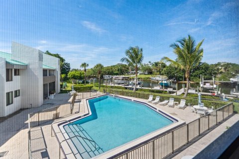 Condo in North Palm Beach, Florida, 2 bedrooms № 2172332 - photo 9