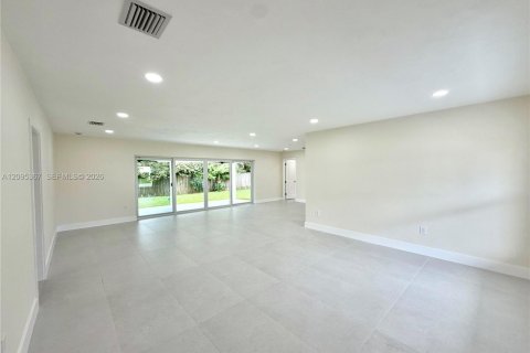 Villa ou maison à louer à Miami, Floride: 4 chambres, 160.54 m2 № 2387298 - photo 2