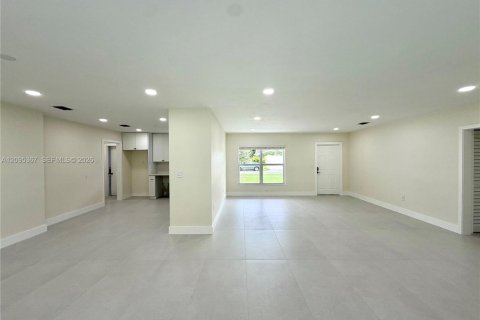 Villa ou maison à louer à Miami, Floride: 4 chambres, 160.54 m2 № 2387298 - photo 4