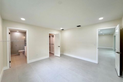 Villa ou maison à louer à Miami, Floride: 4 chambres, 160.54 m2 № 2387298 - photo 12