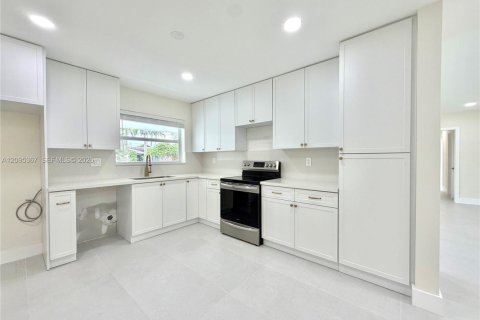 Villa ou maison à louer à Miami, Floride: 4 chambres, 160.54 m2 № 2387298 - photo 7