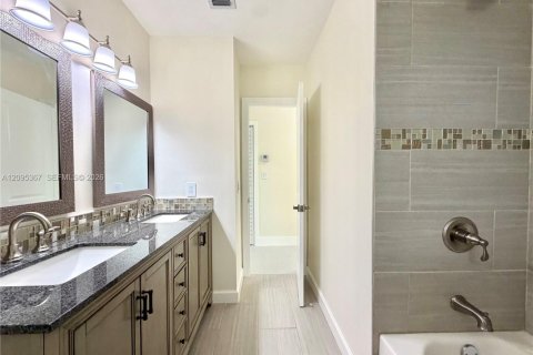 Villa ou maison à louer à Miami, Floride: 4 chambres, 160.54 m2 № 2387298 - photo 19