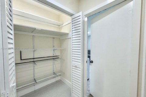 Villa ou maison à louer à Miami, Floride: 4 chambres, 160.54 m2 № 2387298 - photo 26