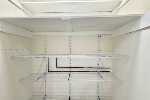 Villa ou maison à louer à Miami, Floride: 4 chambres, 160.54 m2 № 2387298 - photo 25