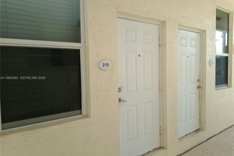 Кондоминиум с 1 спальней в Пайнкрест, Флорида № 2024081