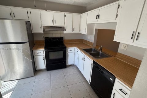 Condo in Pompano Beach, Florida, 2 bedrooms  № 1980248 - photo 2