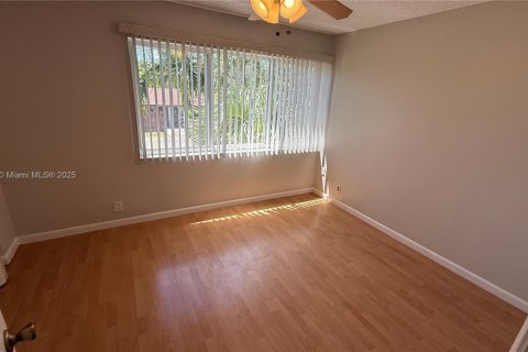 Condo in Pompano Beach, Florida, 2 bedrooms  № 1980248 - photo 12