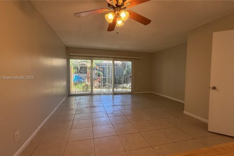 Condo in Pompano Beach, Florida, 2 bedrooms  № 1980248 - photo 5