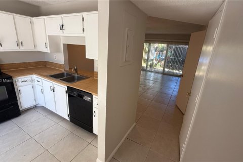 Condo in Pompano Beach, Florida, 2 bedrooms  № 1980248 - photo 14