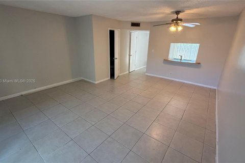 Condo in Pompano Beach, Florida, 2 bedrooms  № 1980248 - photo 6
