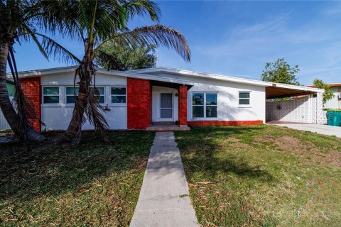 House in Port Charlotte, Florida 3 bedrooms, 116.31 sq.m. № 2095414