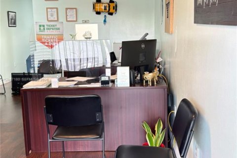 Commercial property in Miami Gardens, Florida № 2399679 - photo 2