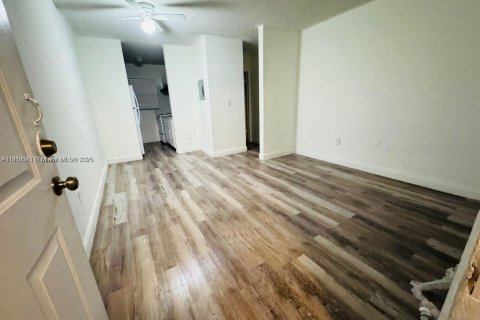 Commercial property in Miami, Florida № 2082199 - photo 12