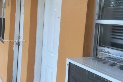 Commercial property in Miami, Florida № 2082199 - photo 15