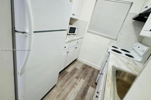 Commercial property in Miami, Florida № 2082199 - photo 13