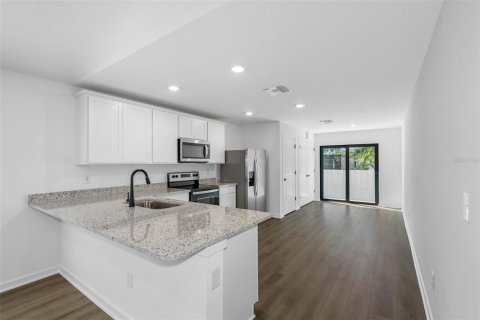 House in Spring Hill, Florida 3 bedrooms, 158.58 sq.m. № 2195832 - photo 2