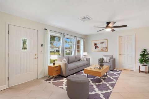 House in Cocoa, Florida 4 bedrooms, 127.65 sq.m. № 1798334 - photo 3