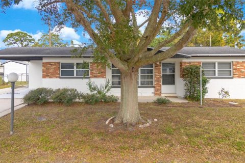 House in Cocoa, Florida 4 bedrooms, 127.65 sq.m. № 1798334 - photo 1