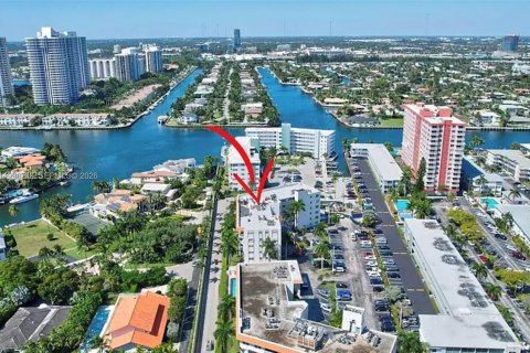 Condominio en Hallandale Beach, Florida, 1 dormitorio  № 2063388