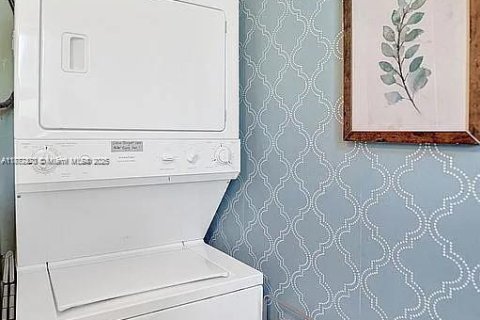 House in Surfside, Florida 2 bedrooms, 82.68 sq.m. № 1927377 - photo 15