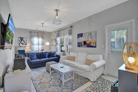 House in Surfside, Florida 2 bedrooms, 82.68 sq.m. № 1927377 - photo 5