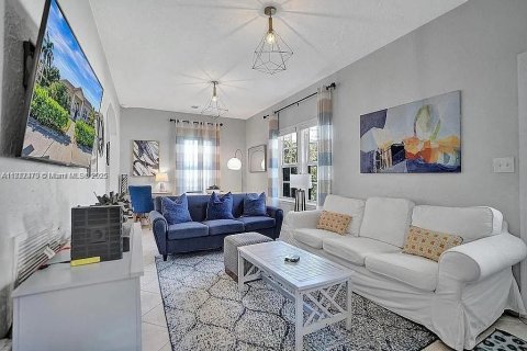 House in Surfside, Florida 2 bedrooms, 82.68 sq.m. № 1927377 - photo 8