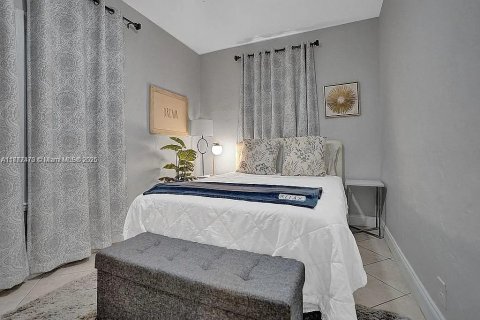 House in Surfside, Florida 2 bedrooms, 82.68 sq.m. № 1927377 - photo 19