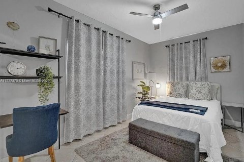 House in Surfside, Florida 2 bedrooms, 82.68 sq.m. № 1927377 - photo 18