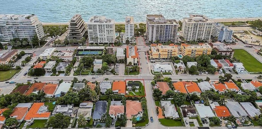 House in Surfside, Florida 2 bedrooms, 82.68 sq.m. № 1927377