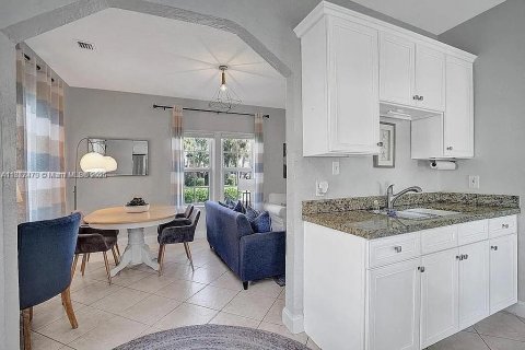 House in Surfside, Florida 2 bedrooms, 82.68 sq.m. № 1927377 - photo 13