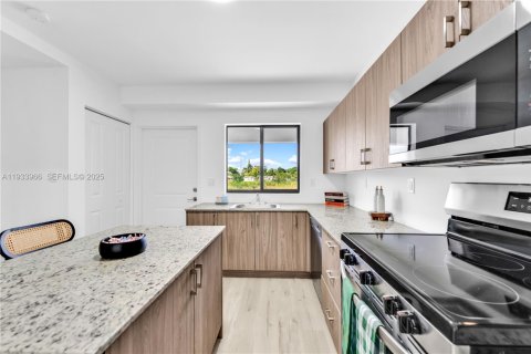 Adosado en alquiler en North Miami Beach, Florida, 2 dormitorios, 111.48 m2 № 1992254 - foto 7
