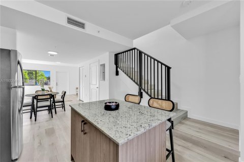 Adosado en alquiler en North Miami Beach, Florida, 2 dormitorios, 111.48 m2 № 1992254 - foto 5