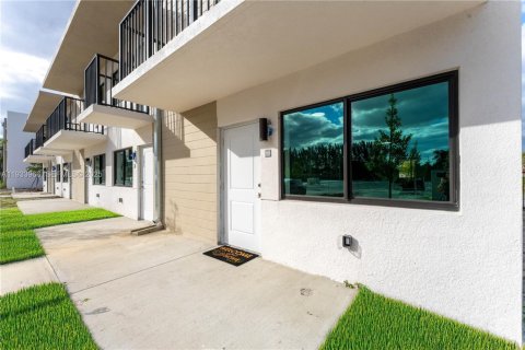 Adosado en alquiler en North Miami Beach, Florida, 2 dormitorios, 111.48 m2 № 1992254 - foto 3