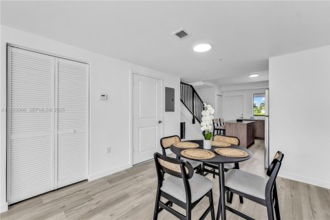 Adosado en alquiler en North Miami Beach, Florida, 2 dormitorios, 111.48 m2 № 1992254 - foto 9
