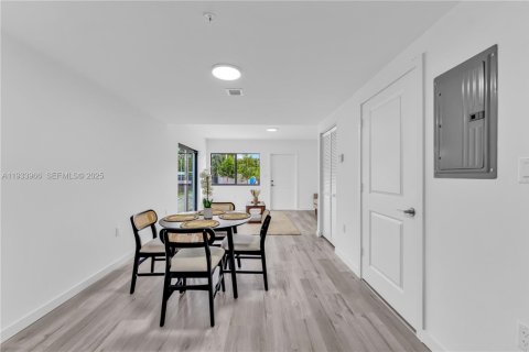 Adosado en alquiler en North Miami Beach, Florida, 2 dormitorios, 111.48 m2 № 1992254 - foto 13