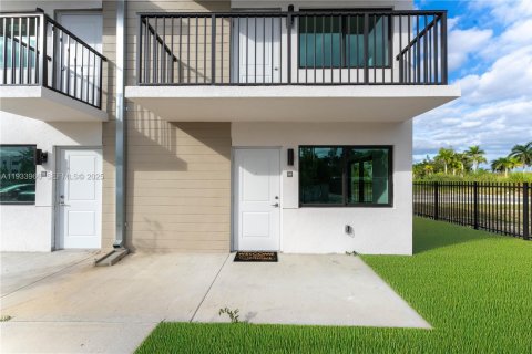 Adosado en alquiler en North Miami Beach, Florida, 2 dormitorios, 111.48 m2 № 1992254 - foto 1