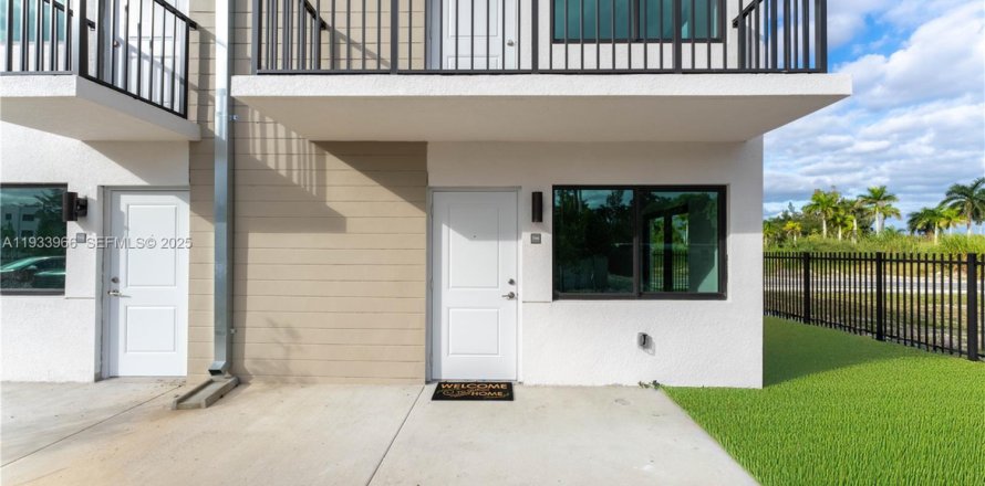 Adosado en North Miami Beach, Florida 2 dormitorios, 111.48 m2 № 1992254