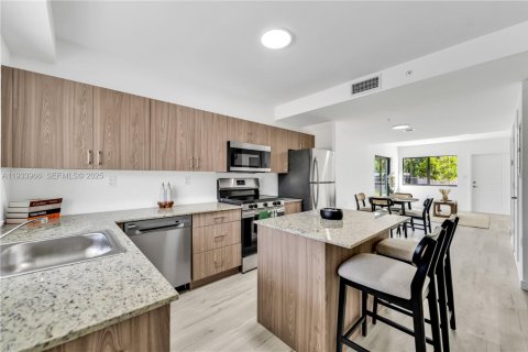 Adosado en alquiler en North Miami Beach, Florida, 2 dormitorios, 111.48 m2 № 1992254 - foto 2