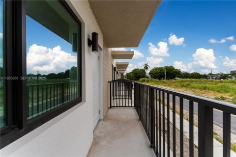 Adosado en alquiler en North Miami Beach, Florida, 2 dormitorios, 111.48 m2 № 1992254 - foto 28