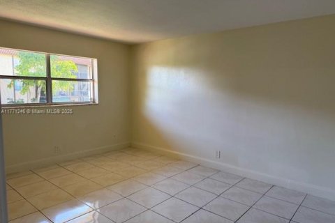 Condo in Lauderhill, Florida, 2 bedrooms  № 1937539 - photo 13