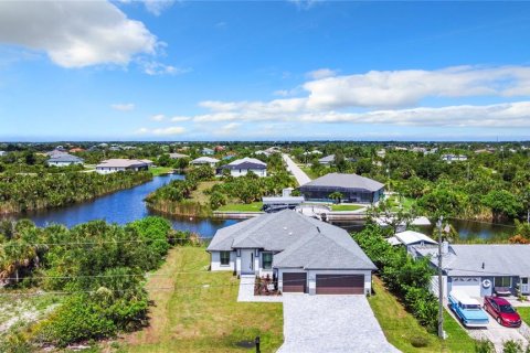 House in Port Charlotte, Florida 4 bedrooms, 191.29 sq.m. № 2233780