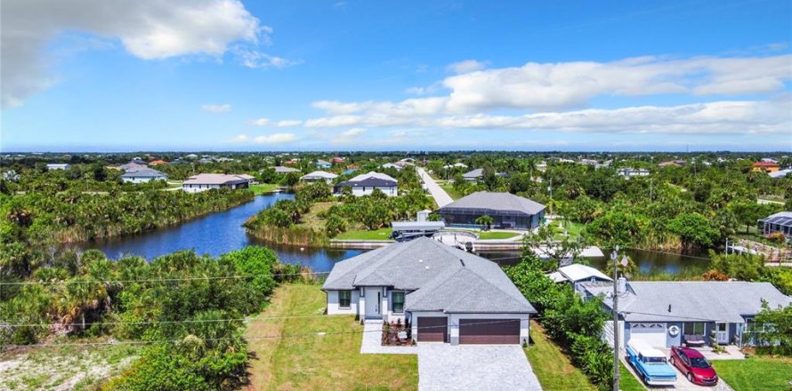 House in Port Charlotte, Florida 4 bedrooms, 191.29 sq.m. № 2233780