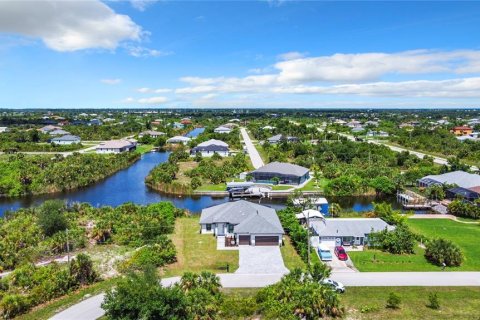 House in Port Charlotte, Florida 4 bedrooms, 191.29 sq.m. № 2233780 - photo 3
