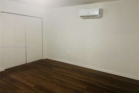 Immobilier commercial à louer à Miami, Floride: 253.62 m2 № 2169140 - photo 4