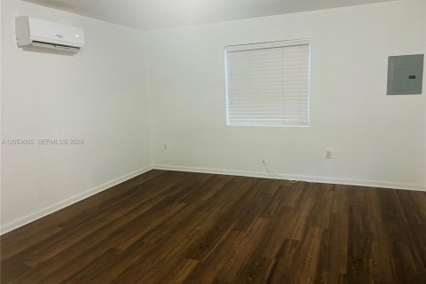Immobilier commercial à louer à Miami, Floride: 253.62 m2 № 2169140 - photo 5