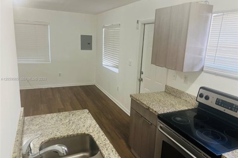 Immobilier commercial à louer à Miami, Floride: 253.62 m2 № 2169140 - photo 3