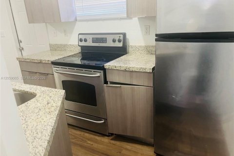 Immobilier commercial à louer à Miami, Floride: 253.62 m2 № 2169140 - photo 2
