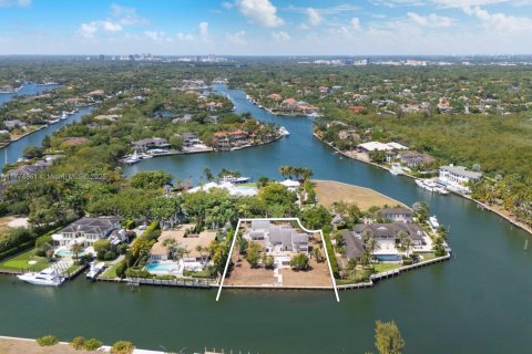 House in Coral Gables, Florida 5 bedrooms, 625.98 sq.m. № 1863546 - photo 2