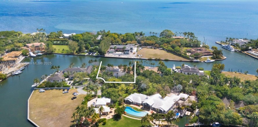 House in Coral Gables, Florida 5 bedrooms, 625.98 sq.m. № 1863546