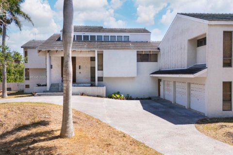 House in Coral Gables, Florida 5 bedrooms, 625.98 sq.m. № 1863546 - photo 9